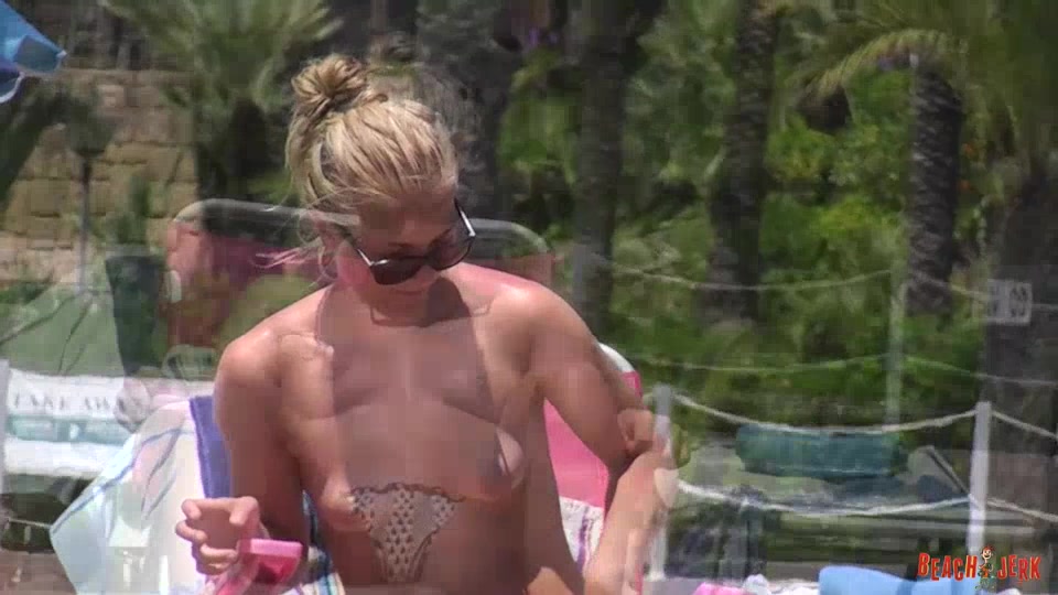 Blonde booty - BeachJerk