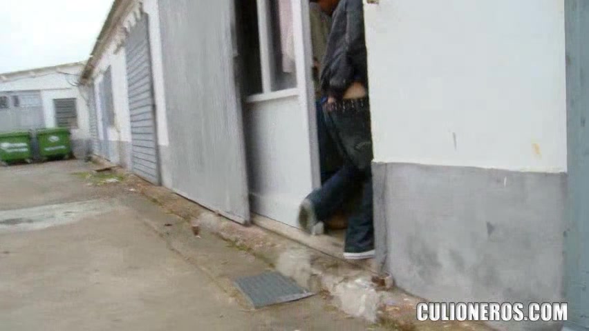 Girl fucks for his friend outdoors