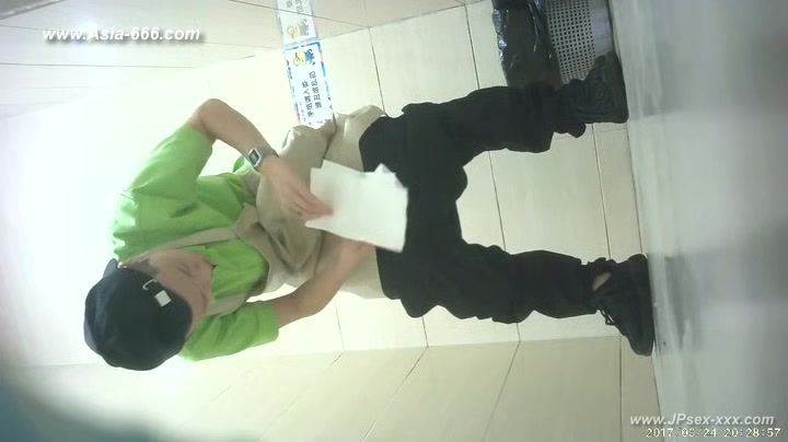 chinese girls go to toilet.102