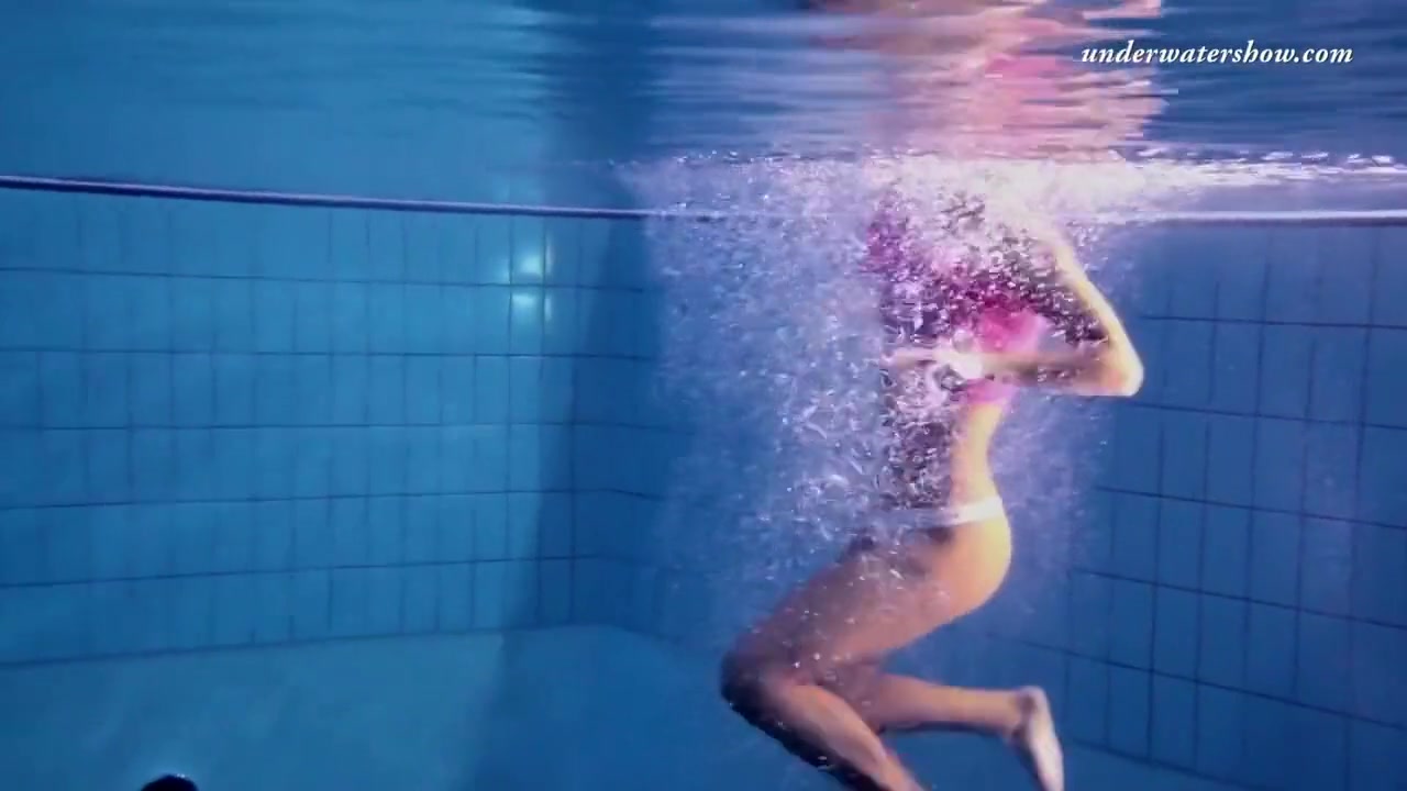 Sexy Zlata Babe Get Horny In The Pool
