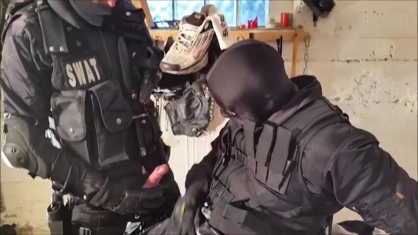 3 german swat cops cuming