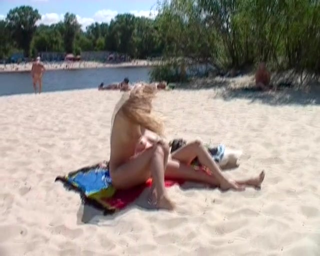 Quality video of a nudist girl spreading her thighs 2