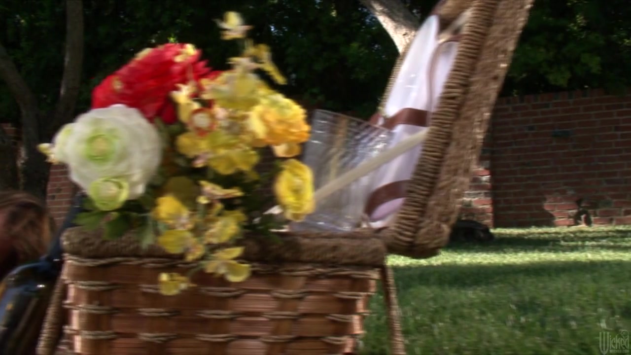 Carolyn Reese,Samantha Ryan In It Starts With A Kiss, Scene 2