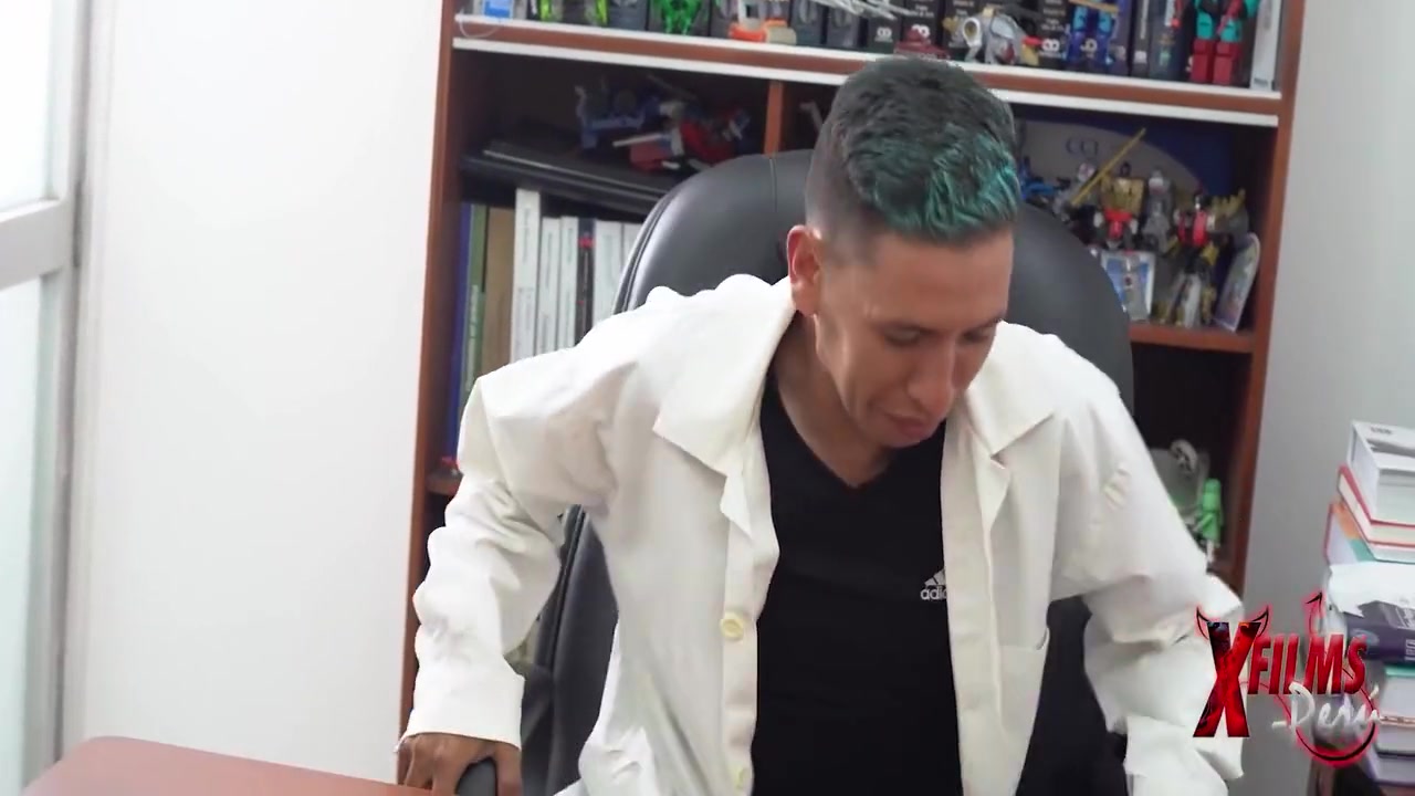 Romeo Ramirez And Mia Fenix - Petite Pelirroja Venezolana Seduce Al Doctor A Cambio De Un Aumento De Senos 10 Min
