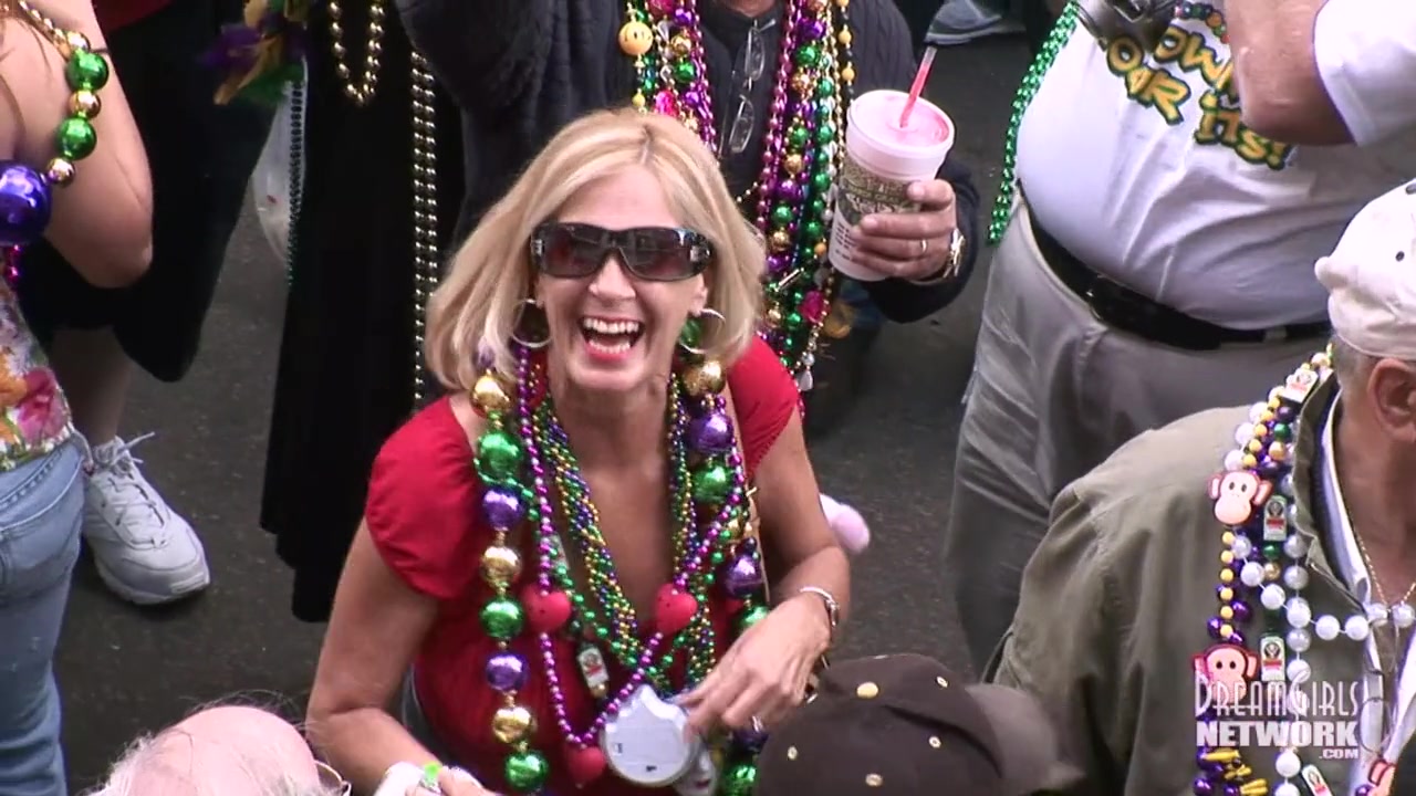 Fat Tuesday Freaky Milfs Getting Naked In The Street For Beads - DreamGirlsMembers