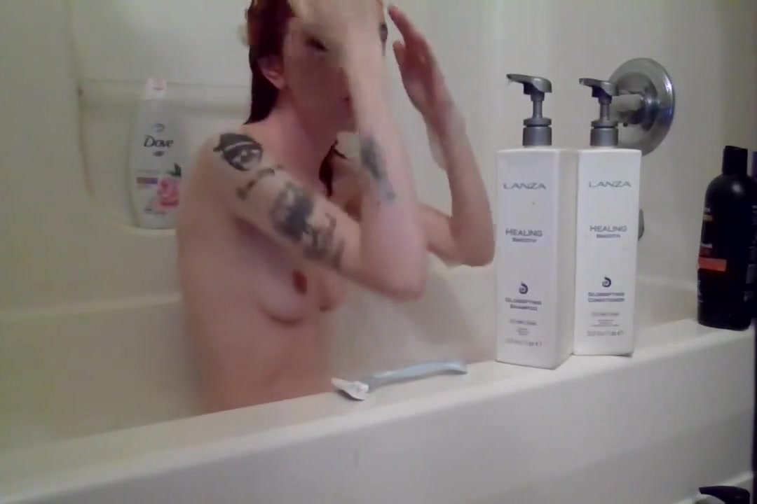 Redhead Milf Takes A Bubble Bath And Shaves