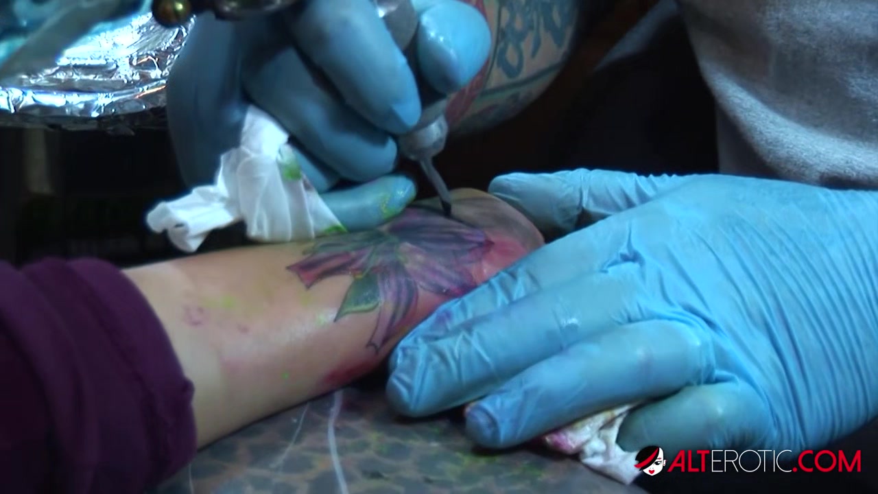 Shyla Stylez gets tattooed while playing with her tits