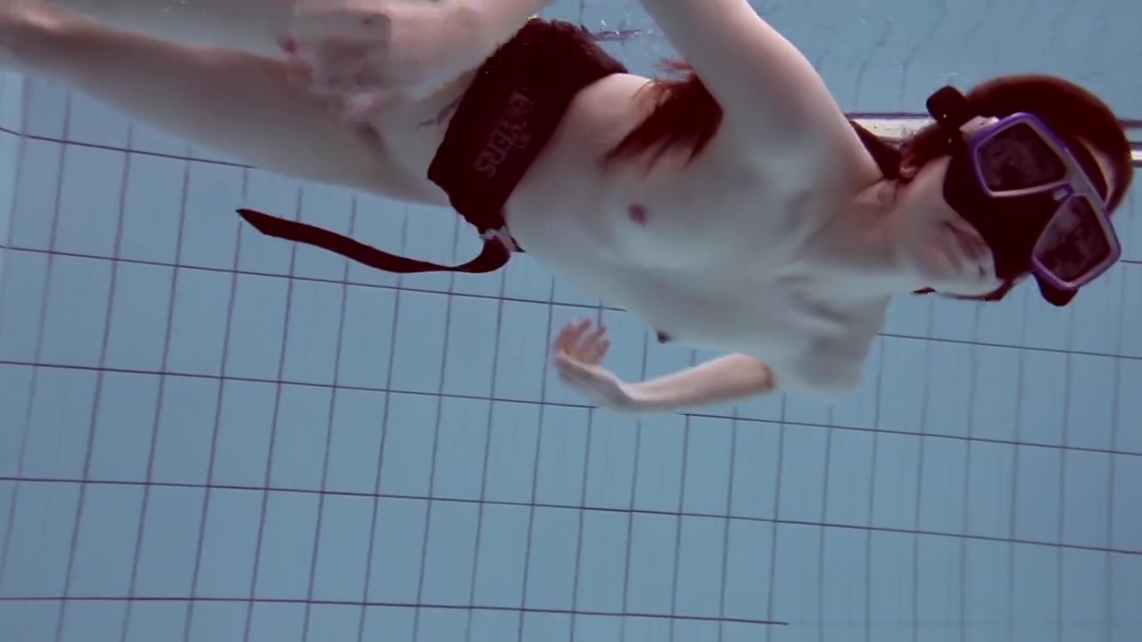 Cheh sexy redhead naked swimming