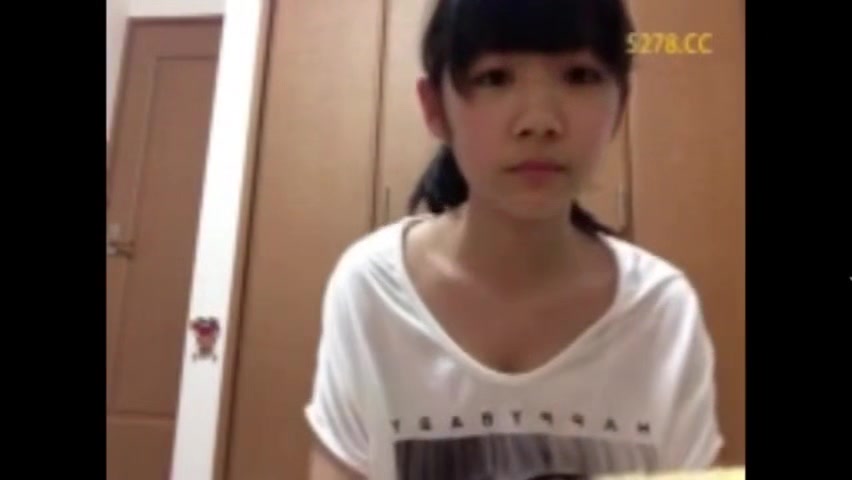 230306童顔でカワイイ子が胸チラ235