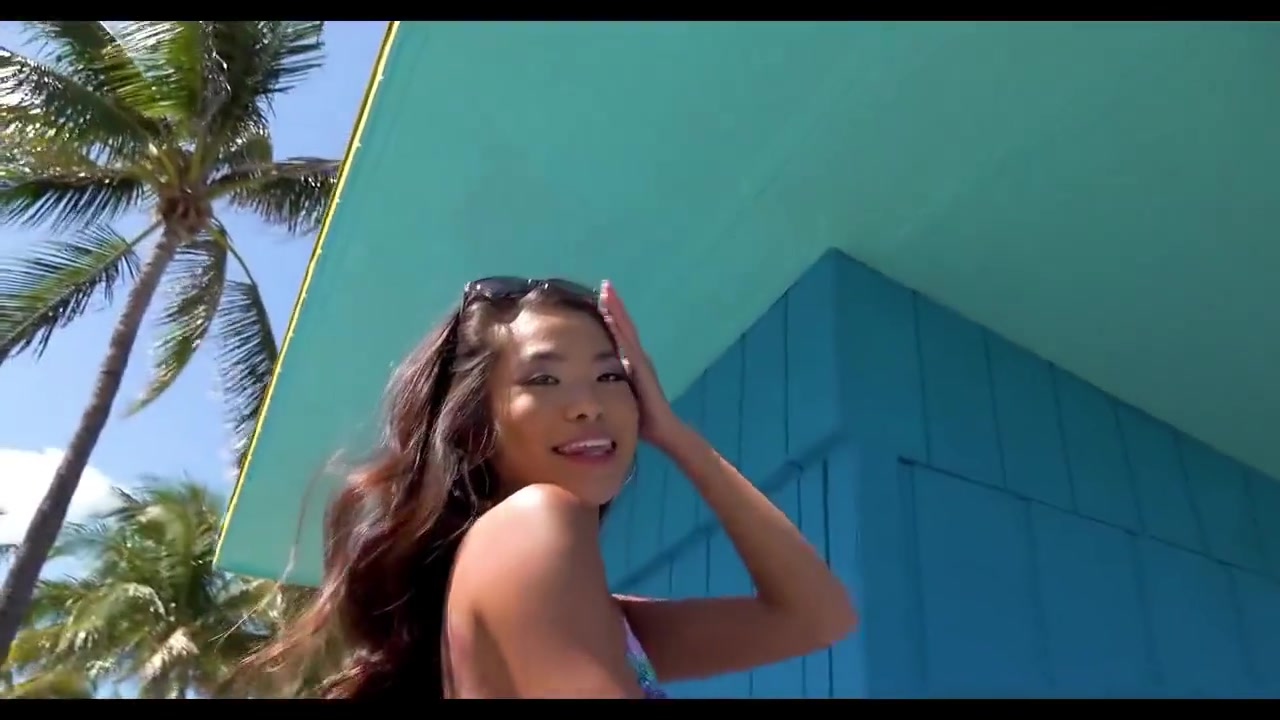 Vina Skyy In Great Day For A Stroll On South Beach 23-08-2020