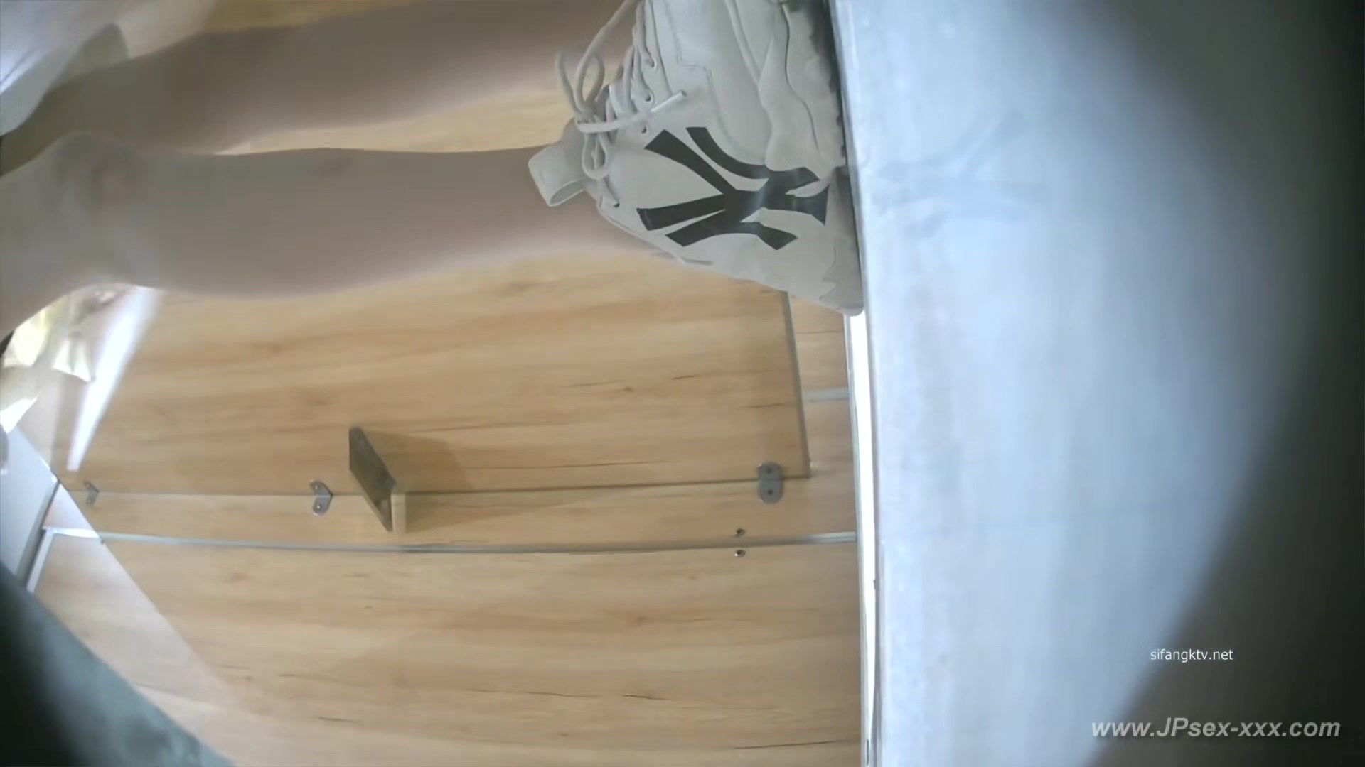chinese girls go to toilet.326
