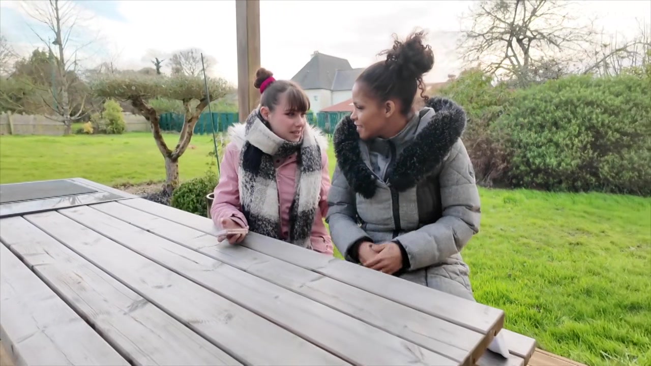 A very intense surprise awaits the bombshell Ashley! - Jacquie et Michel TV