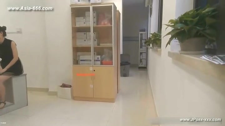peeping chinese woman to go to the hospital for an injection.5
