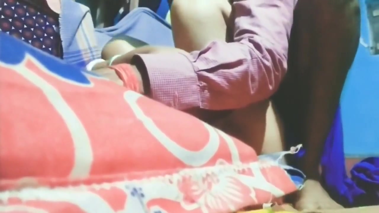 Desi Stepsister Ko Uske Stepuncle Ke Bete Ne Hi Pela Rat Me