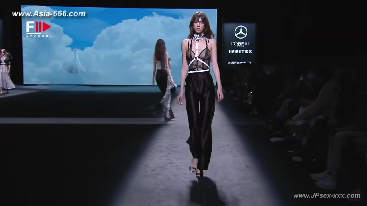 Braless Trends in Women's Fashion Style Compilation for Adventurous Dressers.5