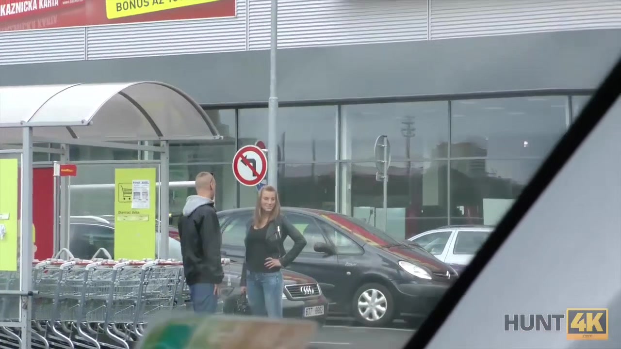 HUNT4K. Hunter prende la ragazza calda e il suo fidanzato dal centro commerciale