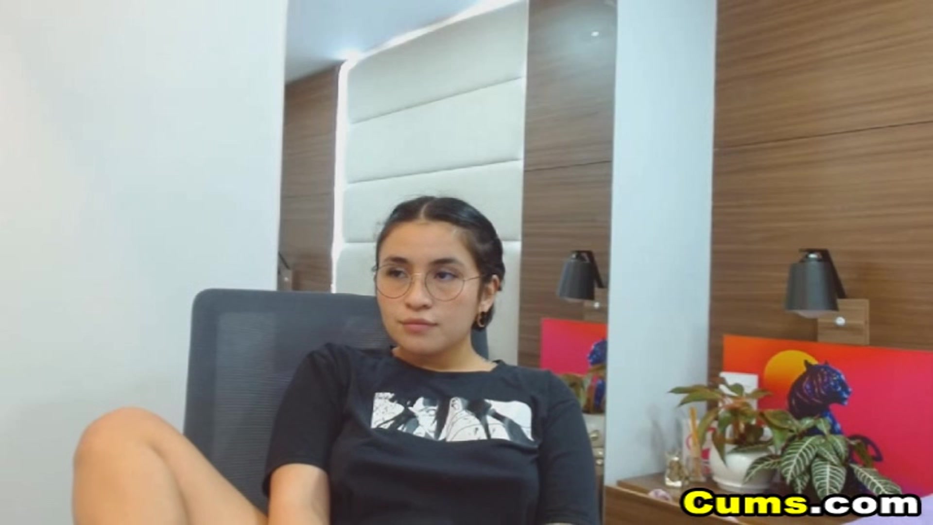 Babe Loves To Fuck A Big Dildo