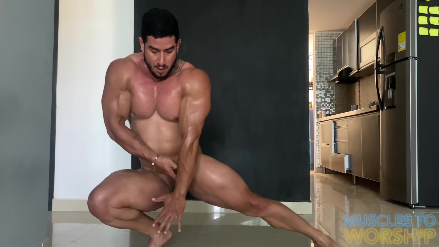 Massive Muscle Hunk Strips Down For Worship