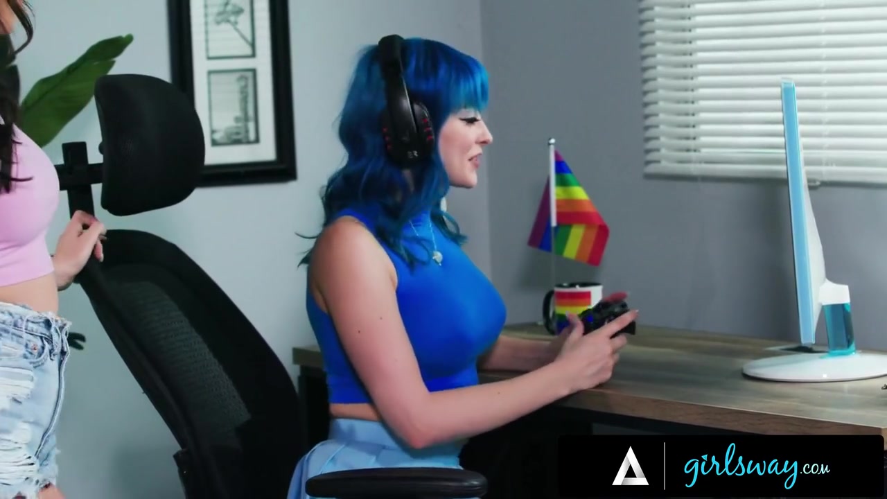 Charly Summer And Jewelz Blu - Hot Lesbian Gamer Bangs Her Bestie