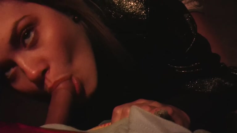 My sexy girlfriend doesn.t mind fascinating me with public sex