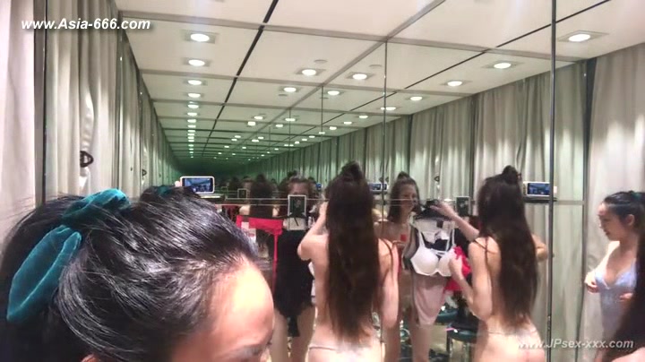 peeping white girls changeroom.2