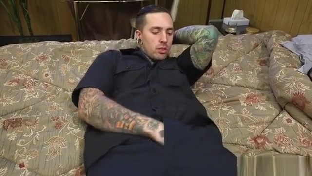 Tranny fucks her tattooed housecleaner