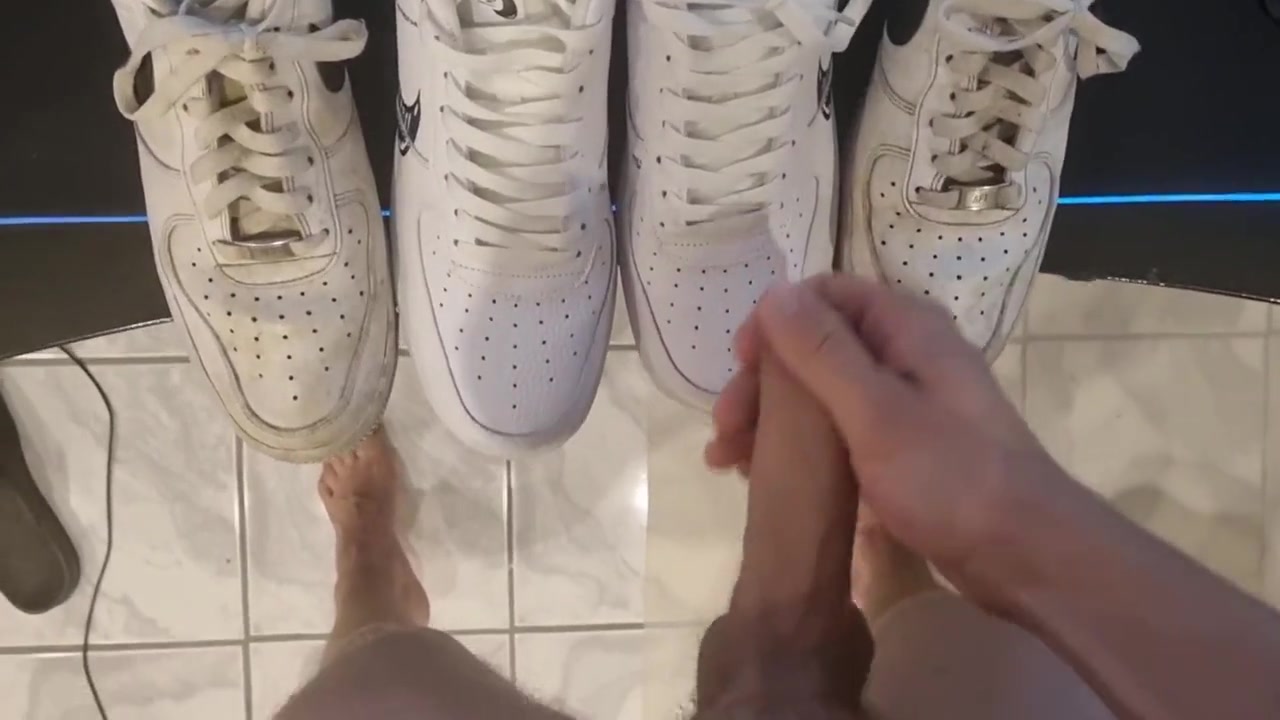 Gay Boy - Jerks Off On His Sneakers And