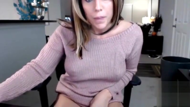 Shemale masturbates webcam