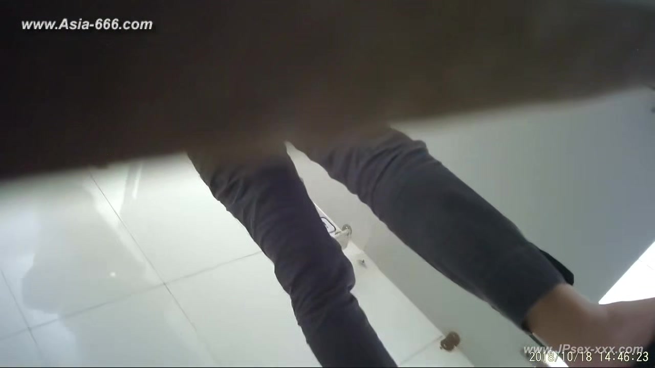 chinese girls go to toilet.301