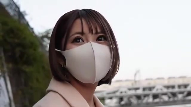 06163,A beautiful woman who feels