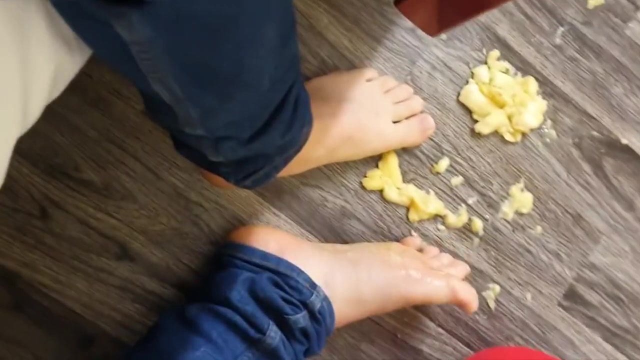 Jecrase Une Banane Pour Le Repas De Mon Soumis