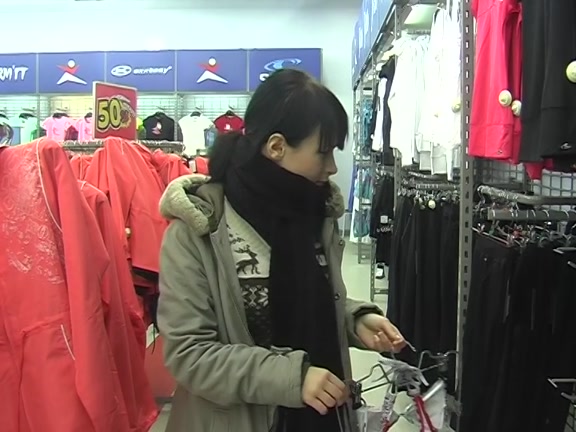 Engulfing 10-Pounder in public place is a turn on