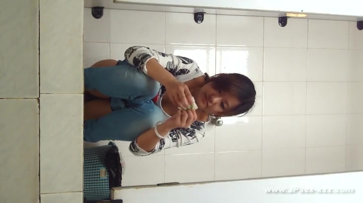 chinese girls go to the toilet.19