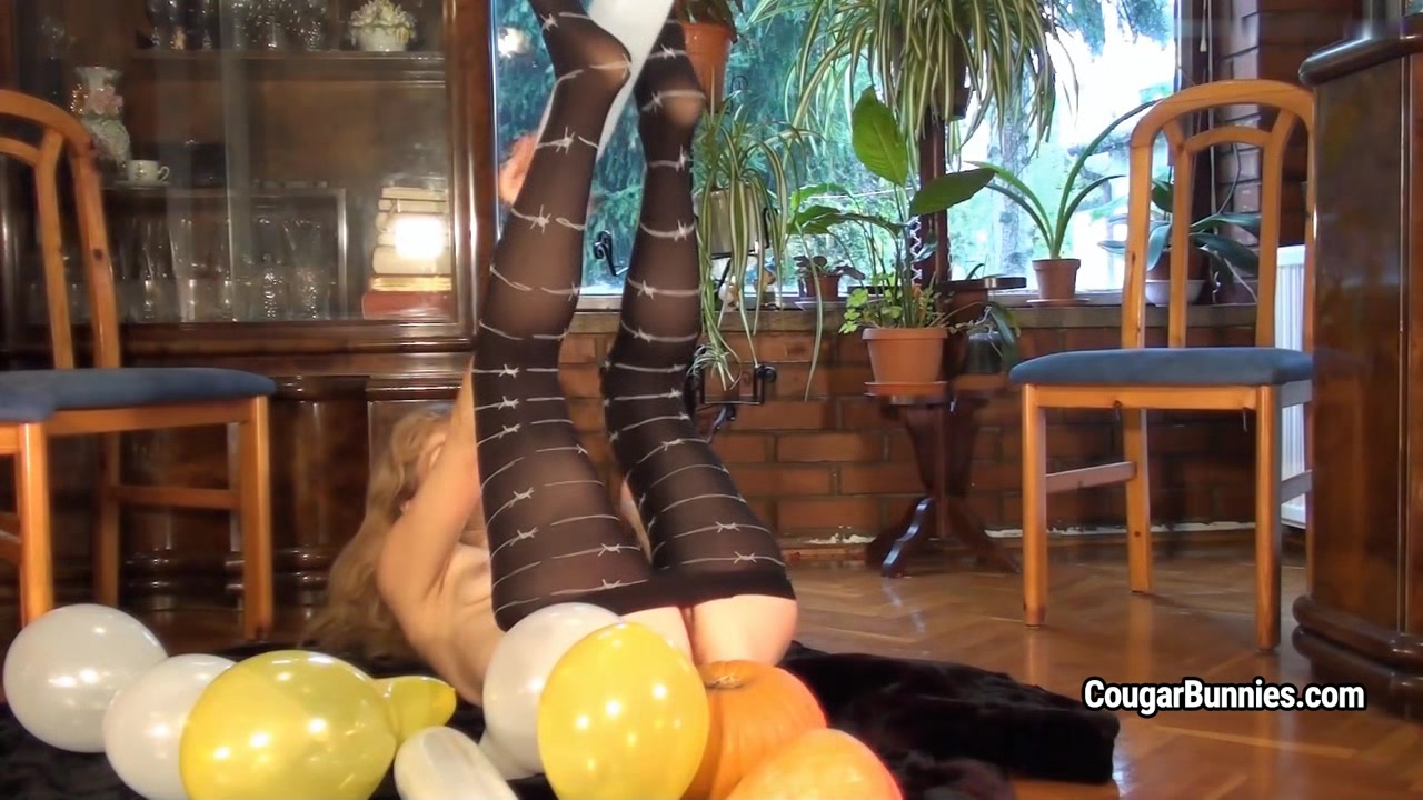 Mature model Doris Dawn plays with balloons and her hairy pussy
