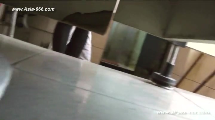 chinese girls go to toilet.22