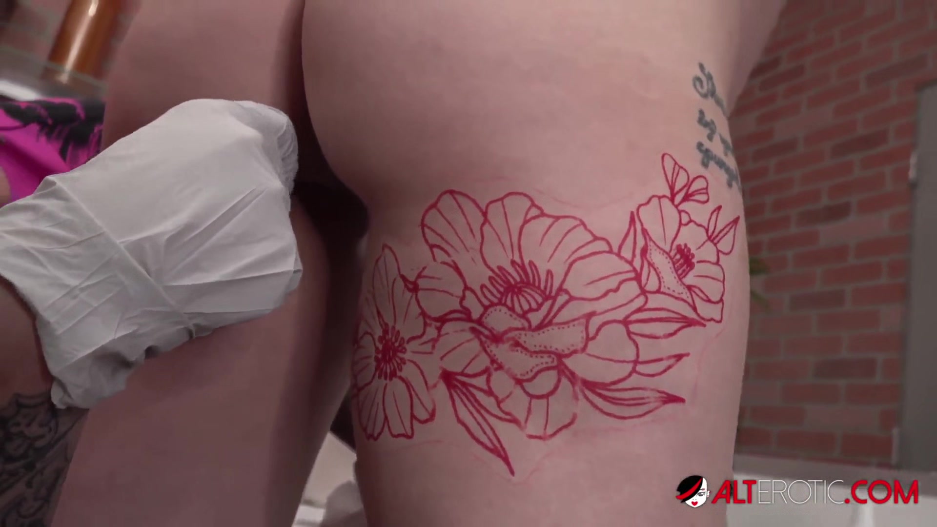 Hot Blonde Arielle Aquinas Gets Horny While Getting a Tattoo - AltErotic