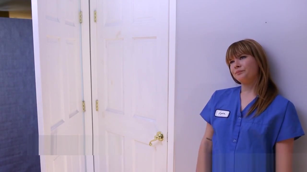 Redhead les licks pussy