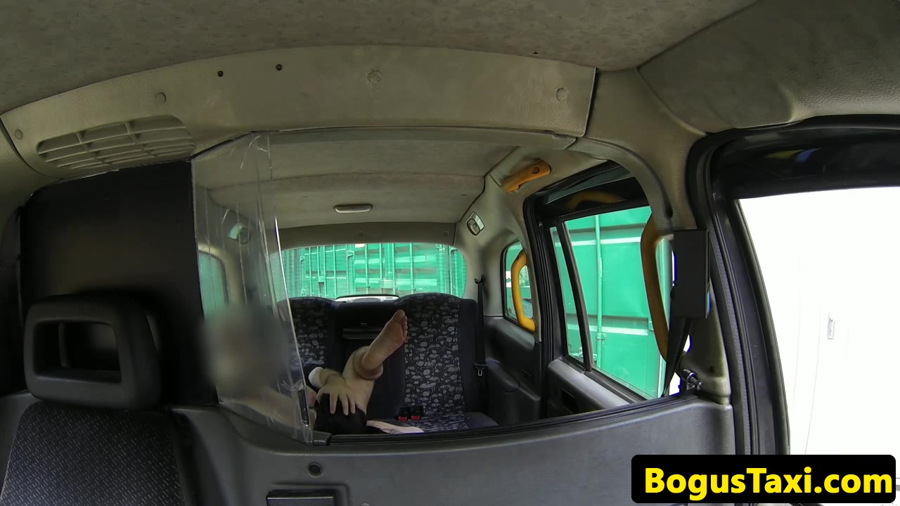 English amateur cockriding cabbie in taxi