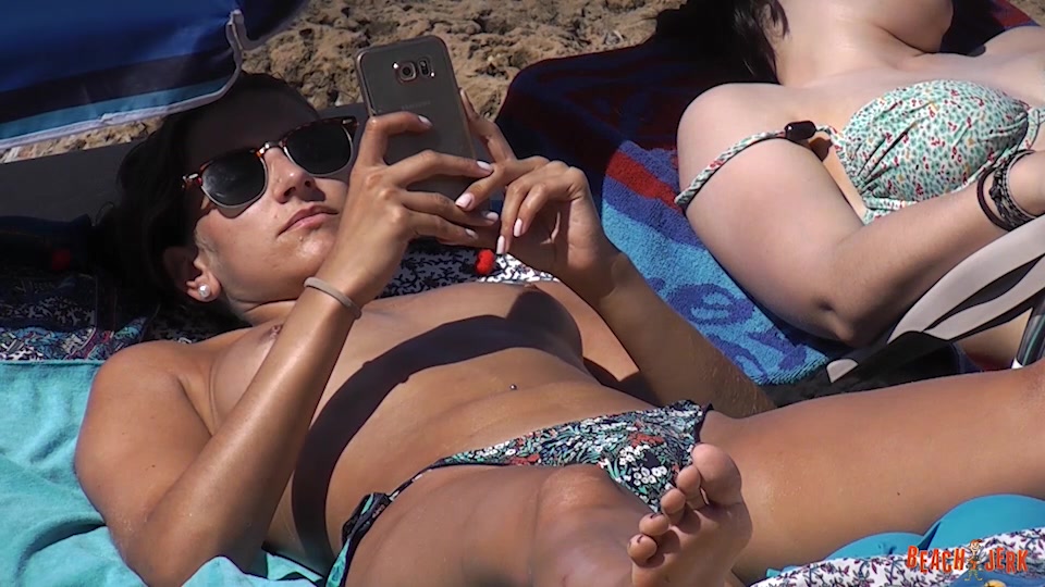 Boobs and sunbeds 14 - BeachJerk