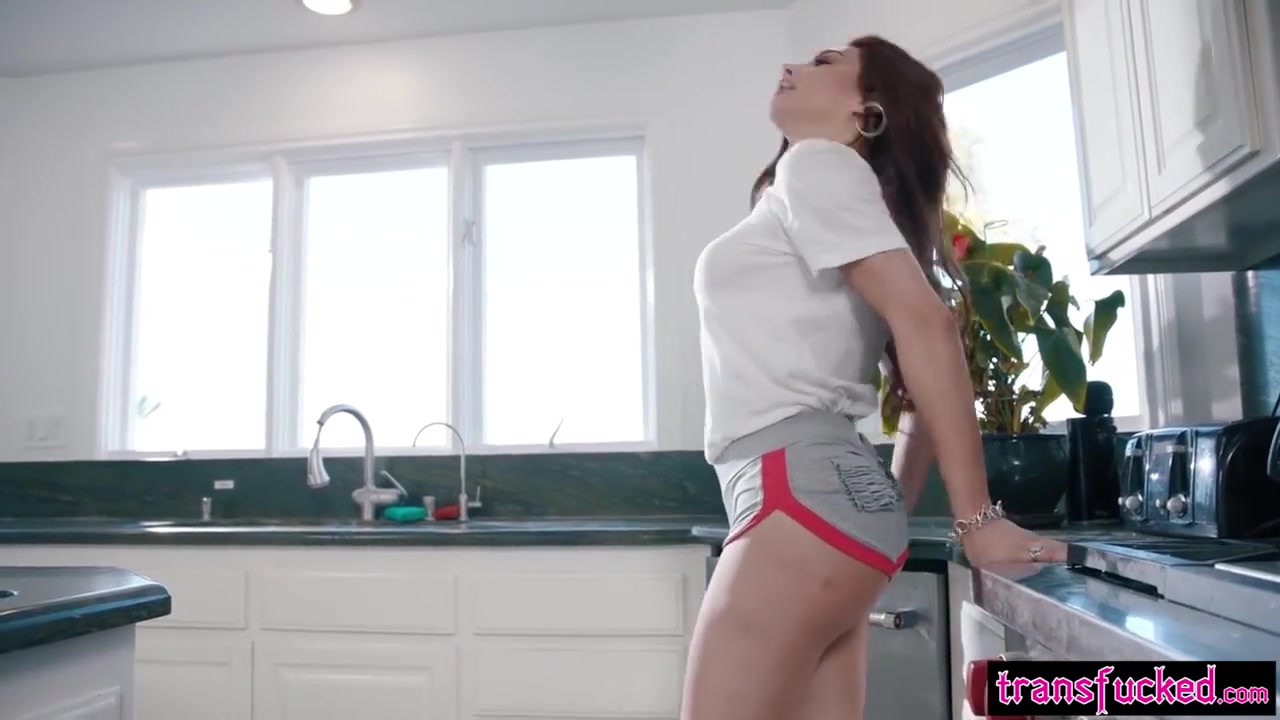 Hot Shemale Getting Plumbers Attention