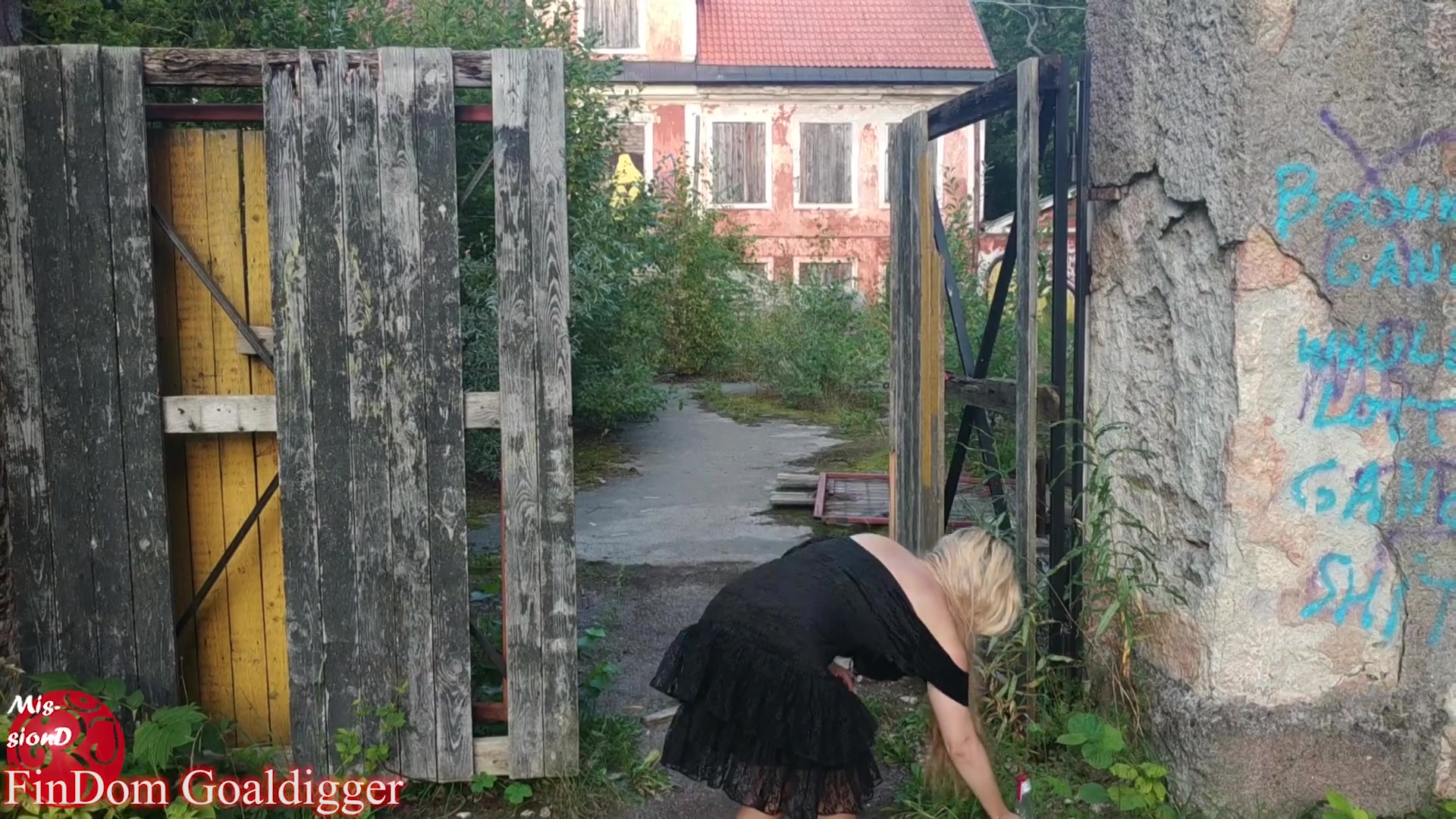 Blowing Balloons Near Old Manor In Big Eye Glasses - Sex Movies Featuring Findom Goaldigger