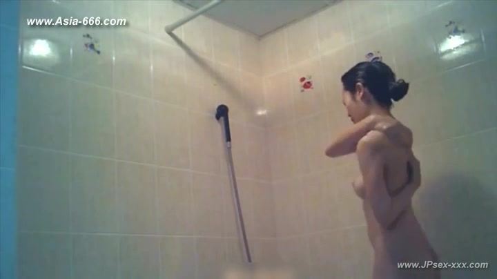 peeping chinese girls bathing.2