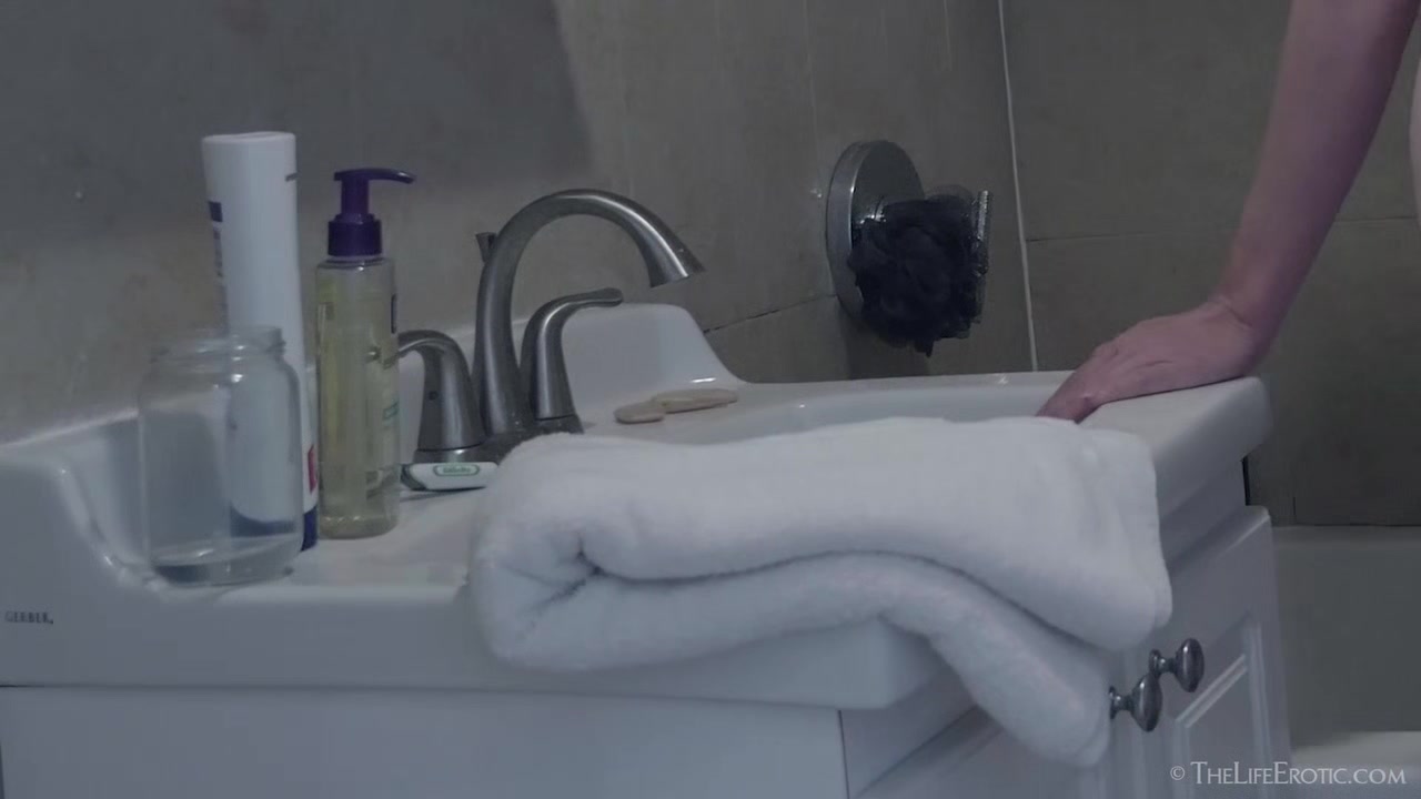 Golden Shower - Amanda Marie - TheLifeErotic
