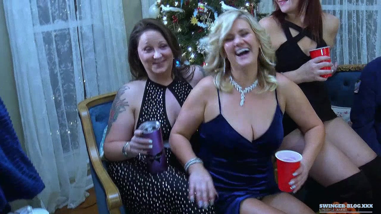 Three amateurs MILFs sharing two cocks in swinger orgy