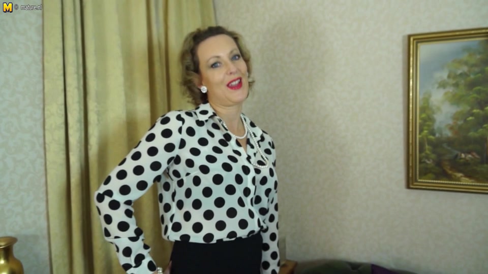 Naughty Milf Playing With Her Wet Pussy - MatureNL