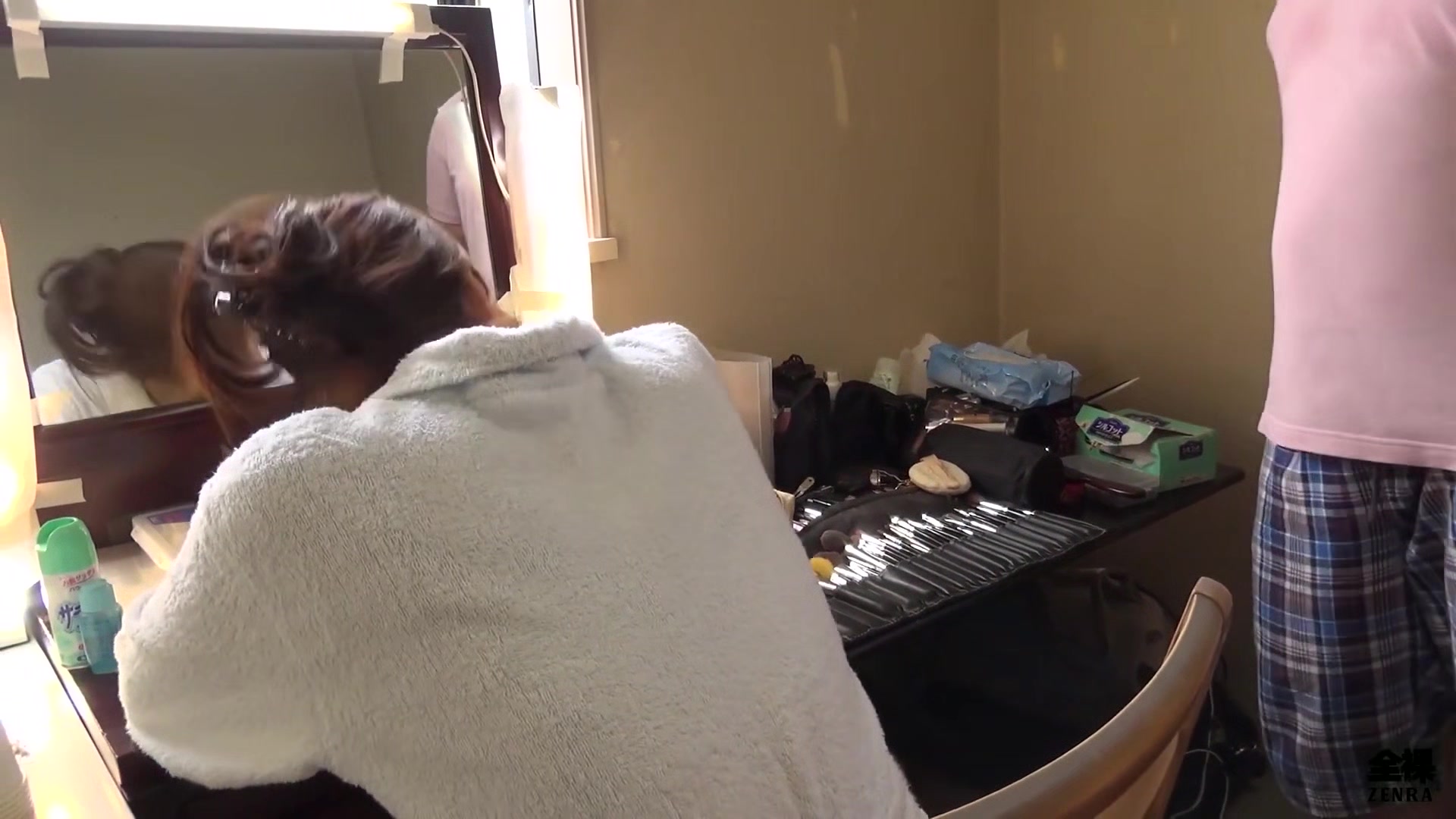 Maki Hojo sexual antics in between actual JAV shooting