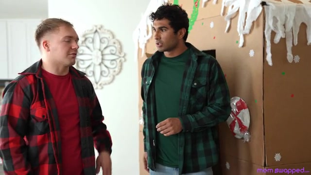 Giving Our Stepmoms A White Christmas - S3:E1 - Momlover