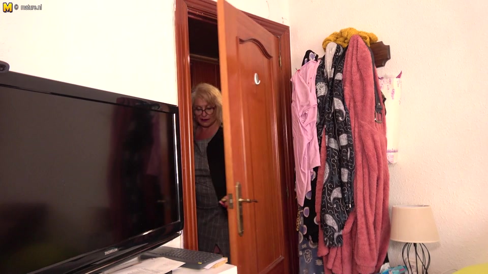 Spanish Mature Lady Sucks And Fucks Her Toyboy - MatureNL