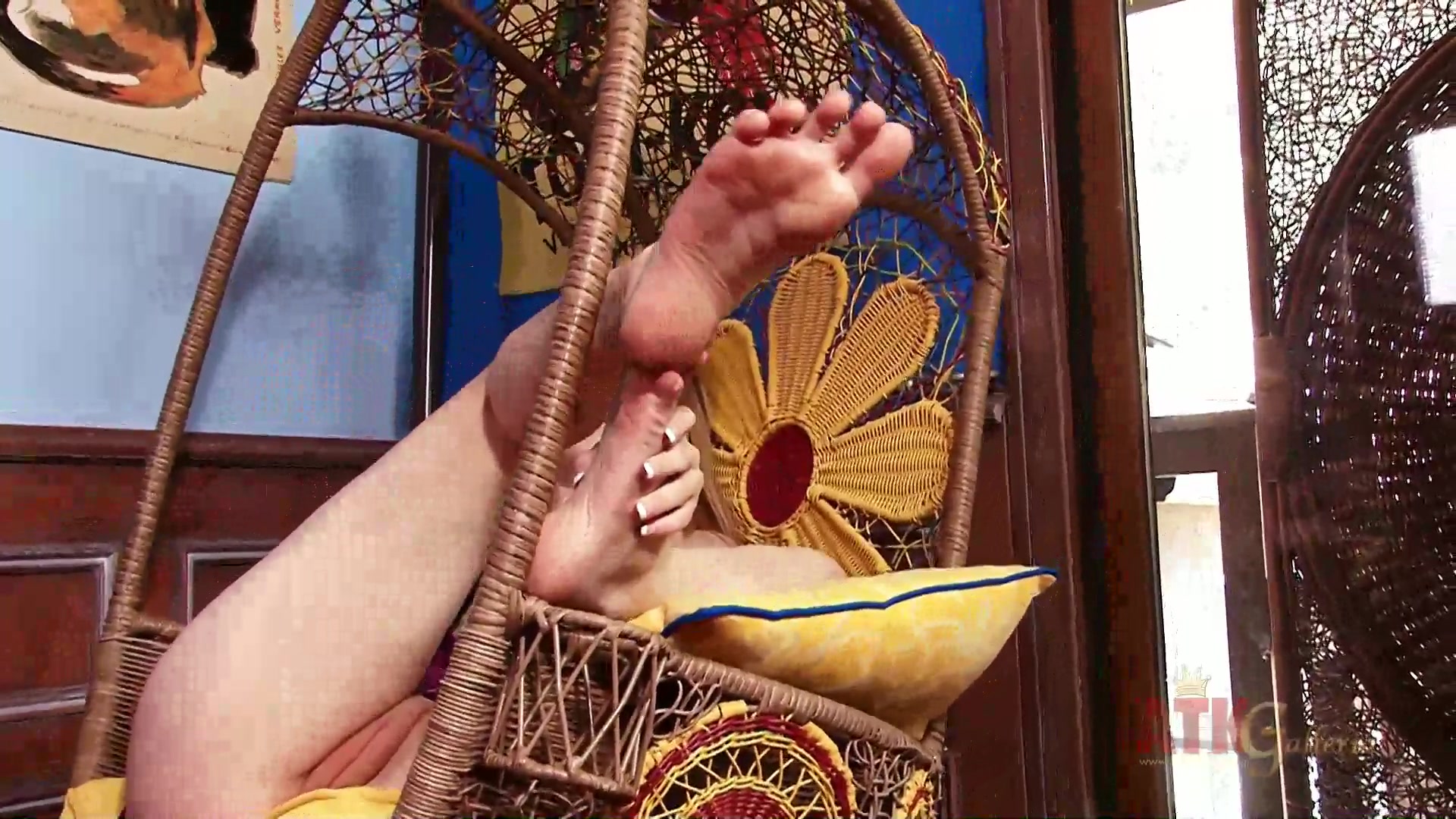 Alaina Fox is getting horny while she massages her feet