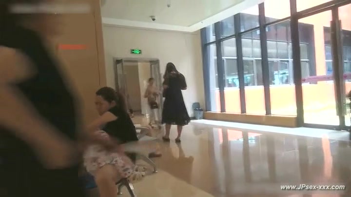 peeping chinese woman to go to the hospital for an injection.4_2